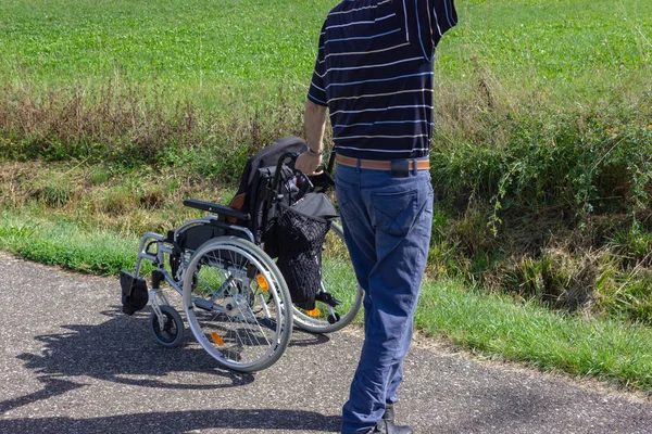 Äldre Man Med Rullstol Promenader Bikeway Solig Sommardag Tyska Landsbygden — Stockfoto