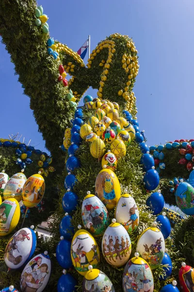 Fuente Pascua Con Huevos Decoración Objetos Pollo Pueblo Rural Del — Foto de Stock