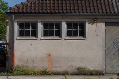 Güney Almanya'da endüstriyel bir alanda duvarlar ve büyük binalar ve desenleri iyi soyut kullanmak için arka plan olarak gördüğünüz