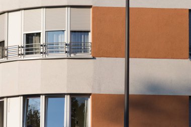 bir çok güzel bir güneşli gün ucunda Güney Almanya'da imparatorluk şehri stuttgart yakınındaki binaların güzelliği açık geometri ve düz renkler yapabilir