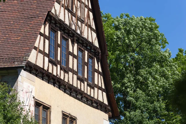 Bardzo Słoneczny Dzień Czerwcu Południowych Niemczech Widać Domy Wsi Fasady — Zdjęcie stockowe