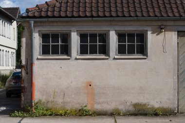 Güney Almanya'da endüstriyel bir alanda duvarlar ve büyük binalar ve desenleri iyi soyut kullanmak için arka plan olarak gördüğünüz
