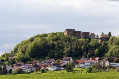 yeşil peyzaj Münih şehir ve stuttgart yakınındaki eski knight'ın kale Güney Almanya kırsal kırsal bahar olabilir
