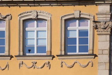 Mayıs ayında Güney Alman tarihi kent antik cepheler çok güneşli gün sonu ve pastell çatılar üzerinde tefekkür ilham verici sayısı renkleridir