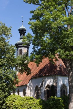 Haziran ayında Güney Almanya çok güneşli bir günde kırsal mavi gökyüzü ve taze yeşil ve ağaçlar altında küçük kiliseler bina ve süs eşyaları gibi ayrıntılarla görüşürüz