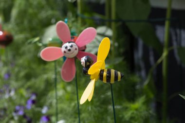 Haziran ayında Güney Almanya çok güneşli bir günde ayrıntıları ve yazlık ülke ev ön kapı ile bahçe sulama kutuları ve mum çıkartmalar gibi için vintage dekorasyon renkleri görmek