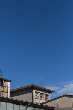 Haziran ayında Güney Almanya çok güneşli bir günde terkedilmiş bir sanayi bölgesi baca ve gürültüyle çarpmak pencere ve cepheler yenileme ihtiyacı ile yaşlı mimarisini görmek