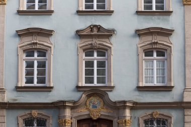 Güney Almanya cepheler ve heykeller ve bina ve kilise ayrıntılı süsler içinde bir şehir