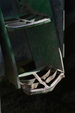 kırsal kırsal kesimde güney Almanya'da Haziran ayında güneşli bir makine, tekerlekler ve ürün toplama ve tarım çiftlik ekipman parçaları işe bakın