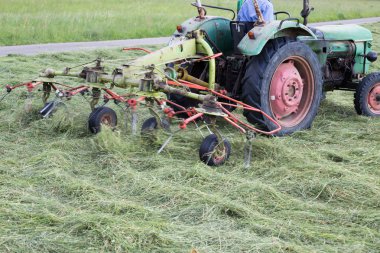 sonu Güney Alman manzara elli yaşındaki makinesinde saman kurutma amacı için dönüşebilir