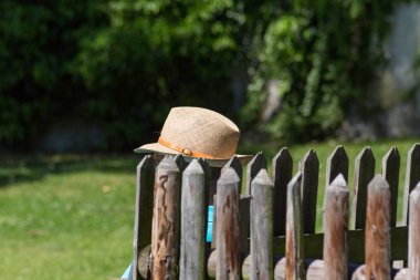 Haziran ayında Güney Almanya çok güneşli bir günde kıdem bayanlar ve baylar bir bankta oturan veya nordic walking sopalarla yürüyüş cloister Park görmek