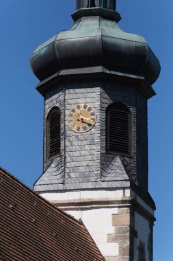 Haziran ayında Güney Almanya çok güneşli bir günde kırsal mavi gökyüzü ve taze yeşil ve ağaçlar altında küçük kiliseler bina ve süs eşyaları gibi ayrıntılarla görüşürüz