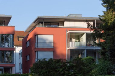 bir çok güzel bir güneşli gün ucunda Güney Almanya'da imparatorluk şehri stuttgart yakınındaki binaların güzelliği açık geometri ve düz renkler yapabilir