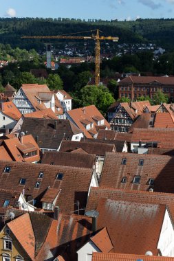 Haziran ayında bir şehir merkezi yakınlarındaki Güney Almanya çok güneşli bir günde çatılar ve binanın mimari harika bulutlar ile mavi gökyüzü altında görmek