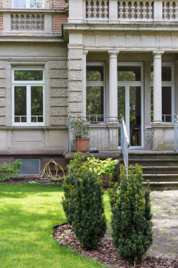 Yakındaki bir şehir Güney Almanya'da taze yeşil yapraklar ve ağaçlar parkları tüm muhteşem manzara olun.