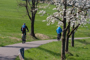 İnsanlar binicilik bisiklet springtime.