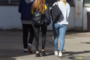 Genç ve yaşlı bayanlar sokaklarında yolda gördüğünüz çok güneşli bir Haziran ayında Güney Almanya