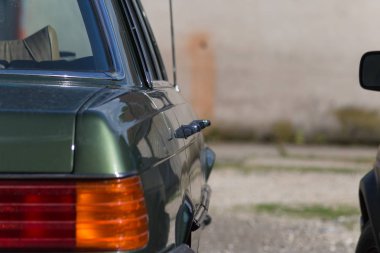 Haziran ayında Güney Almanya çok güneşli bir günde 1980 otomobil özetleri konusuna bakın.