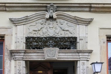 kapı ve pencere eşiği ya da bir şehir Güney Almanya Münih ve stuttgart yakınındaki binaların süsler eski cepheler