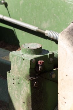 kırsal kırsal kesimde güney Almanya'da Haziran ayında güneşli bir makine, tekerlekler ve ürün toplama ve tarım çiftlik ekipman parçaları işe bakın