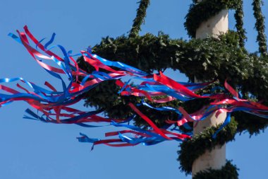 Mavi gökyüzü arka plan üzerinde şenlikli direği süslemeleri