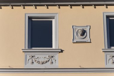 Haziran ayında Güney Almanya çok güneşli bir günde cepheler Windows'un ve süs eşyaları ile tarihi bir şehir, çatılar parçası görmek