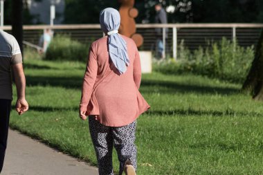 çiftler de ağaçların gölgesinden ile yeşil çim atmosferde sıcak havalarda rahatlatıcı bir zaman var gibi Haziran ayında Güney Almanya çok güneşli bir günde siz bayanlar, baylar ve her ikisi de birlikte görmek