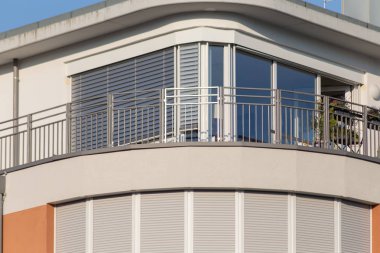 bir çok güzel bir güneşli gün ucunda Güney Almanya'da imparatorluk şehri stuttgart yakınındaki binaların güzelliği açık geometri ve düz renkler yapabilir