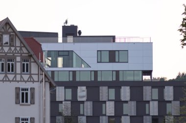 bir çok güzel bir güneşli gün ucunda Güney Almanya'da imparatorluk şehri stuttgart yakınındaki binaların güzelliği açık geometri ve düz renkler yapabilir