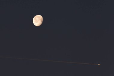 gökyüzü parlak ışık Moon koyu mavi veya gri renk kontrastlı bazen uçak sinek ile sahne üzerinde akşam