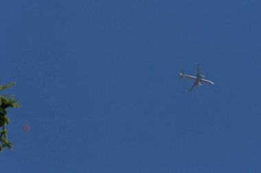 Haziran ayında Güney Almanya çok güneşli bir günde bir modern jet uçağı yüksekte görmek