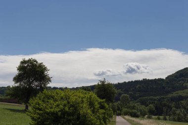 Haziran ayında Güney Almanya çok güneşli bir günde üzerine yaz bulutlar üzerinde kırsal manzara mavi gökyüzü görmek