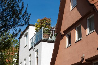 bir bahar gününde Güney Alman tarihi şehir balkon ve çitler ve heykeller binaların içinde