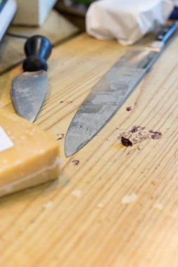 bıçak ve tabletler ve nerede ziyaretçi almak ve peynir ve sosis bak kabinleri üzerinde Pazar hall görünümde