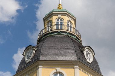 Mayıs ayında güneşli bir günde güneye Alman bir şehir muhteşem bina cephe görüşlerini ayrıntılı