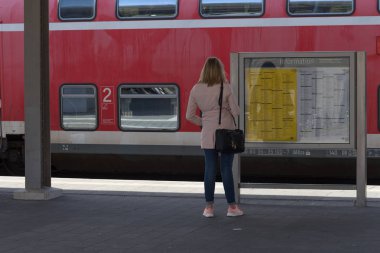 Seyahat eden kadın tarafından geçen tren