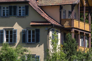 Haziran ayında Güney Almanya çok güneşli bir günde kırsal evleri ve cepheler ağaçlar ve bitkiler küçük köy ve yerler etrafında görmek