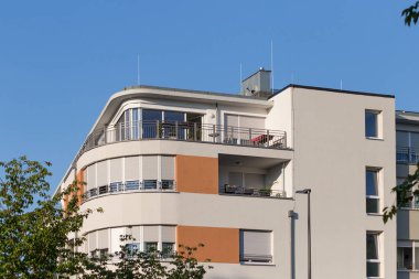 bir çok güzel bir güneşli gün ucunda Güney Almanya'da imparatorluk şehri stuttgart yakınındaki binaların güzelliği açık geometri ve düz renkler yapabilir