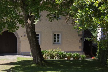 Haziran ayında Güney Almanya çok güneşli bir günde kırsal evleri ve cepheler ağaçlar ve bitkiler küçük köy ve yerler etrafında görmek