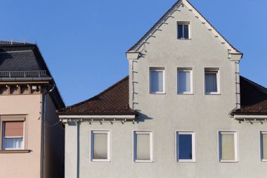 Haziran ayında Güney Almanya çok güneşli bir günde cepheler Windows'un ve süs eşyaları ile tarihi bir şehir, çatılar parçası görmek