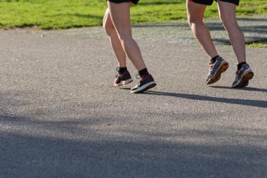 Orta baharında parlak güneş ışığı külotlu çorap ve ayakkabı Güney Almanya Açık parkta egzersiz çalışan güzel göz yapar