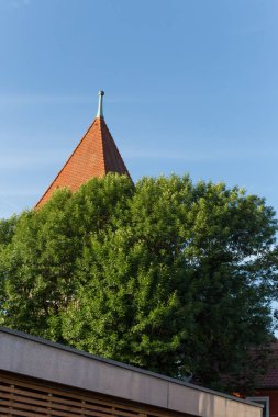 Haziran ayında Güney Almanya çok güneşli bir günde cepheler Windows'un ve süs eşyaları ile tarihi bir şehir, çatılar parçası görmek