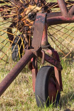 makine ile eski bir traktor Haziran güneşli akşamları Güney Almanya kırsal haying için yan yatan