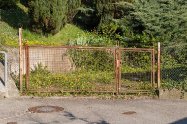 bazı çitler bazı kilit ve zincir ve görünür kolu ve doorlock olmadan