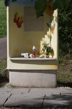 Haziran ayında Güney Almanya çok güneşli bir günde bir iz bisiklet ve koşucular kaza hatırlamak için yakın mezar taşı orada olduğunu gördün