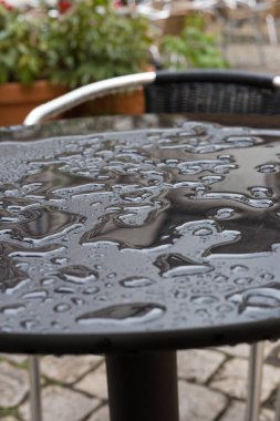 bir yağmurlu günde güneye Alman tarihi şehir içinde sandalye masada kilitli ve yağmurlu koşulları Zımbalanmış