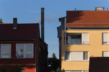 Haziran ayında Güney Almanya çok güneşli bir günde cepheler Windows'un ve süs eşyaları ile tarihi bir şehir, çatılar parçası görmek