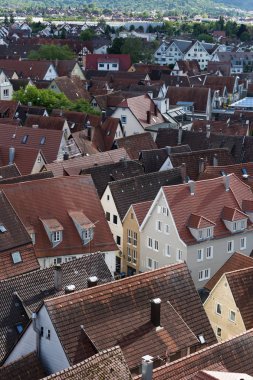 Haziran ayında bir şehir merkezi yakınlarındaki Güney Almanya çok güneşli bir günde çatılar ve binanın mimari yaz harika bulutlar ile mavi gökyüzü altında görmek