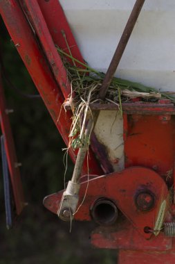 kırsal kırsal kesimde güney Almanya'da Haziran ayında güneşli bir makine, tekerlekler ve ürün toplama ve tarım çiftlik ekipman parçaları işe bakın