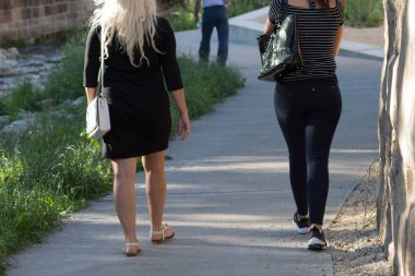 çiftler de ağaçların gölgesinden ile yeşil çim atmosferde sıcak havalarda rahatlatıcı bir zaman var gibi Haziran ayında Güney Almanya çok güneşli bir günde siz bayanlar, baylar ve her ikisi de birlikte görmek